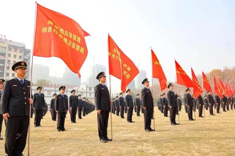 我国应急管理综合行政执法队伍制式服装和执法车辆标识首次正式亮相