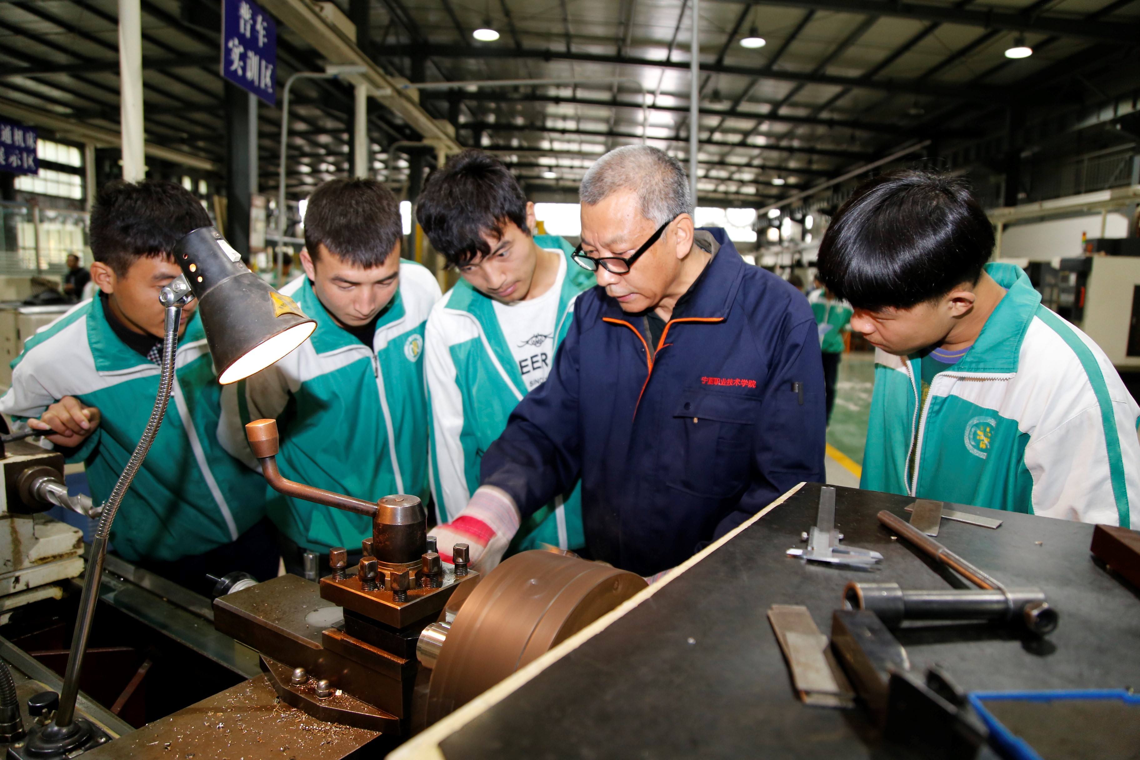 “德技艺道”融合：中职校领航计划建设的 人才培养价值取向与实践操作